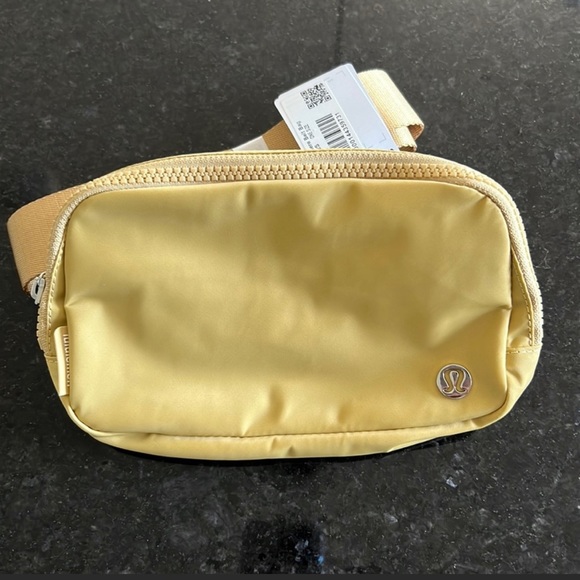 💛🤍golden sands NWT everywhere belt bag🤍💛 - Picture 2 of 2